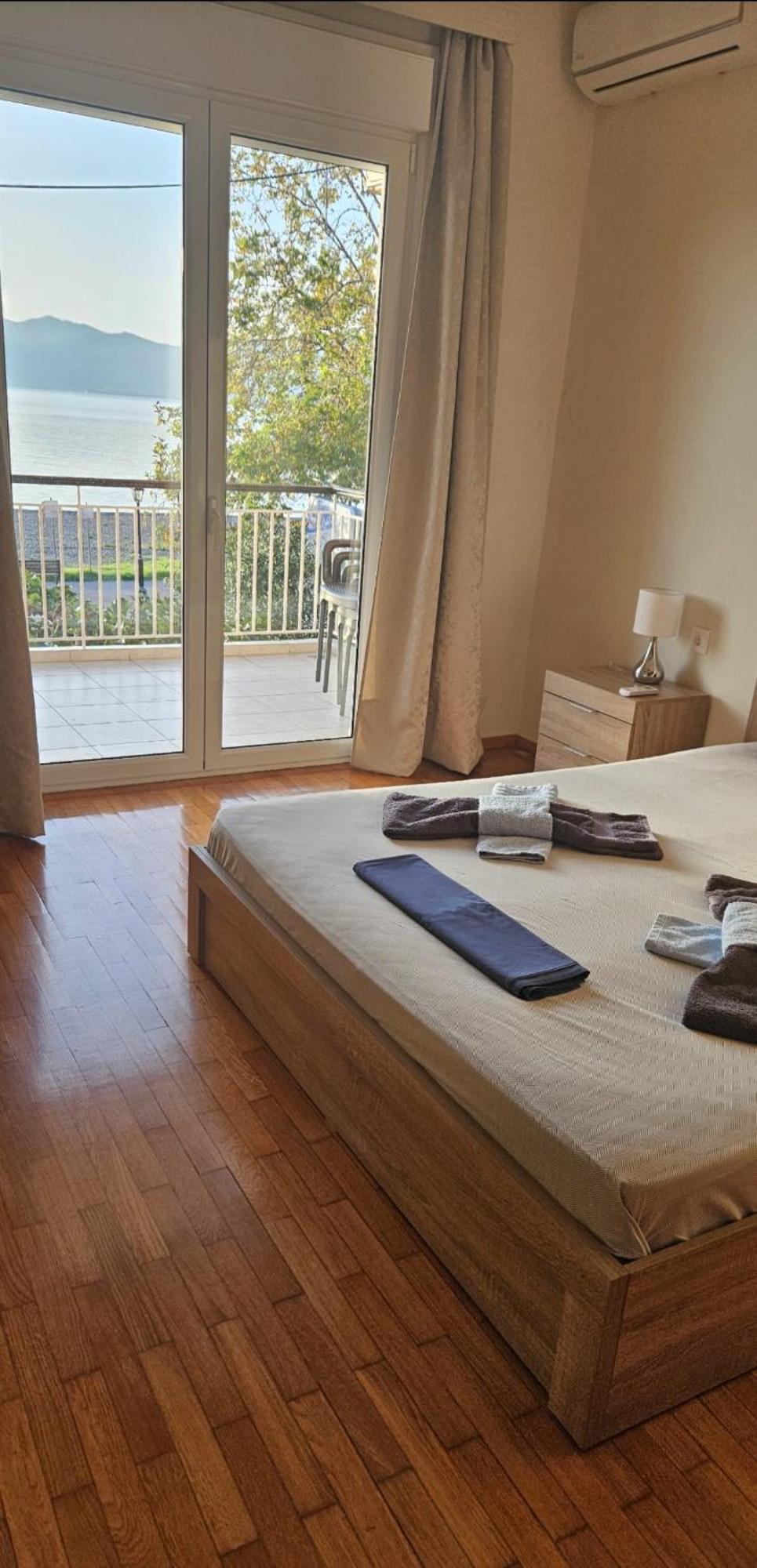 Nafpaktos Beach House Sea View Apartment First Floor Kültér fotó